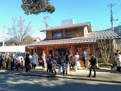 出店よりも興味があったのがこちらの「氷川だんご」というお店です。