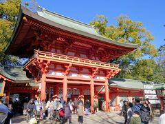 この楼門をくぐって境内に入ります。

さすが氷川神社の総本社！
三が日を外してきたけど想像以上の人出でした。
お守りを買うのも行列をなして結構時間がかかりました。
