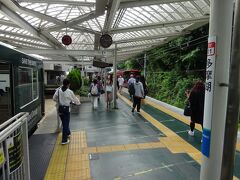 多摩湖駅到着。少し前まで、ここが「西武遊園地」駅だった。

降りたホームの前方に、多摩湖線のホームがある。
山口線と多摩湖線はお互いに接続を取ったダイヤになっている。
これは、野球の試合開催時などの増便の時も同じ。