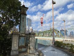 八ツ山橋は東海道とJR東海道線を立体交差させるために明治5年にかけられた古い橋です。
現在の橋は4代目だそう。
ゴジラが初めて上陸したのも、ここ八ツ山橋陸橋だそうですよ。