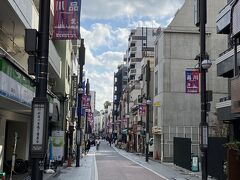 旧東海道へ。
現在も商店街として賑わっています。
この日は年末で人は少なめでした。