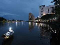 大晦日の夕暮れに、今度はヒルトン・クチン近くからまた歩き始めたサラワク川南岸。
ウォーターフロントに沿って散策が楽しめるエスプラネードがあり、今回は簡単な設備の食堂も増えていました。

画像右手の横幅がある建物がヒルトン・クチンで、そのお隣はリバーサイド・マジェスティック・ホテル。
ちょっと離れて川際に立っているのは、ブルネイの総領事館も入っているリバーバンク・スイーツというマンション。
この界隈にはホテルが多く、この画像には写っていませんが、前回2014年にはまだ無かったシェラトン・クチンやグランド・マルゲリータなども続々と出来ていました。