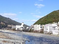 真下に流れる飛騨川、
山々と街並みを見渡せる。
温泉街らしい素晴らしい景色だヨ！！
＼(>▽<&#x273F)／