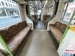 広島電鉄の車内の写真。

ここまでのブログはこちら↓

<ANAプレミアムクラスで行く広島 ① 羽田空港第2ターミナル
ラウンジ巡り★
『ANAラウンジ（本館北＆本館南）』『パワーラウンジセントラル』
『パワーラウンジノース』『エアポートラウンジ南』>

https://4travel.jp/travelogue/11798641

<広島 ② 全日空NH673便搭乗記（東京・羽田空港－広島空港）
ANAプレミアムクラス♪国際線シートB787-8★
ビジネスラウンジ『もみじ』で無料の日本酒を！>

https://4travel.jp/travelogue/11802283

<広島 ③ 2022年10月開業『ヒルトン広島』宿泊記（１）
広島空港からの移動手段、最上階にあるクラブラウンジ
【エグゼクティブラウンジ】からの眺望＆アフタヌーンティー時の
フード＆ドリンク>

https://4travel.jp/travelogue/11793431

<広島 ④ 『ヒルトン広島』宿泊記（２）これまでに経験のない程に
広いお部屋！「プレミアムスイート（127㎡）」にアップグレード♪
お薦めの眺望★ヒルトン・オナーズダイヤモンド会員>

https://4travel.jp/travelogue/11806904

<広島 ⑤ 『ヒルトン広島』宿泊記（３）日本料理【泉水】
バー＆ラウンジ【ZATTA】オールデイダイニング
【モザイク】カフェラウンジ【フローラウンジ】プール＆ジャグジー、
ジム、サウナ【スパbyロクシタン】>

https://4travel.jp/travelogue/11811298

<広島 ⑥ 『ヒルトン広島』宿泊記（４）
クラブラウンジ【エグゼクティブラウンジ】のイブニングカクテルで
お酒を堪能♪「プレミアムスイート」のお部屋からの夜景☆彡
プール＆サウナ>

https://4travel.jp/travelogue/11834414

<広島 ⑦ 『ヒルトン広島』宿泊記（５）
オールデイダイニング【モザイク】のテラス席で和洋中の
朝食ビュッフェをいただきます♪ヒルトン・オナーズ特典メニューも！>

https://4travel.jp/travelogue/11838709

<広島 ⑧ ホテル『ザ ノット 広島』の最上階にあるルーフトップバー
【Kei】オールデイダイニングレストラン【モアザン】
夜の誰も居ない『平和記念公園』『原爆ドーム』『広島城』
『おりづるタワー』>

https://4travel.jp/travelogue/11875273

<広島 ⑨ 『ホテルインターゲート広島』宿泊記
【大浴場】【インターゲートラウンジ】のアフタヌーンティー、
ハッピーアワー、ナイトタイム、スパークリングワインがフリーフローの
朝食ビッフェ♪【お好み焼き 鉄板焼き 蔵屋】中央通り店「お好み村」
【広島アンデルセン】【たこ焼き亭 蛸心】>

https://4travel.jp/travelogue/11875868