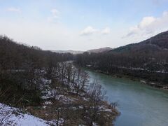 　空知川に架かる、泰山橋まで来てみました。高さに足がすくみます。
　しかしそれより、にわかに吹き始めた強風と顔を叩く雪、そして熊と鉢合わせしたらという恐怖で、渡る勇気はありませんでした。
