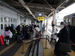 　上芦別駅から40分、富良野からの乗車時間1時間10分で、函館本線との接続駅・滝川駅に到着。ホームは観光客で溢れました。
　混雑は嫌ですが、単行列車の輸送力も侮れません。
