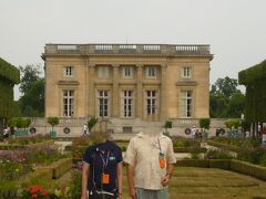 小トリアノン宮殿です。1762年から1768年にかけて、ルイ15世とポンパドゥール侯爵夫人の私的な使用を目的に建てられました。1774年にルイ16世から贈られたマリーアントワネットは、庭園の大部分を英国式庭園に改造し、村里を建てました。