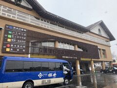 東京駅を９：１０に出て、草津には１３：３０頃到着。４時間はかかります。途中SAで１回休憩あり。首都高で事故があり大渋滞に巻き込まれましたが、その後が順調だったので予定時刻を少し遅れただけで到着。車内が快適なので長く感じません。草津に着いたら雪が降っていました。