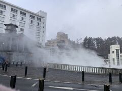 バスターミナルから徒歩で湯畑にやって来ました。お湯と外気の温度差からか？とっても煙が上がっていました。雪が降ってて素敵。クリスマスツリーも飾られていました。