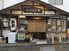 草津に着いたらランチは蕎麦にしよう！と決めてたので、いい感じの蕎麦屋を見つけ入店。13時過ぎでしたが店内は混んでいました。