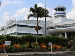 程なくして、ケアンズ国際空港に着きました。
往きと同じ22.8A＄支払って、端数はチップに～という感じで渡したものの・・
特段表情に変わりなく、やっぱりチップの習慣は少ないのかなぁーと思います。
・・旅行記の表紙は、この後～撮りました。