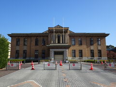 立派な県議会議事堂。