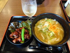 駅ビルの麺ズ冨士山で吉田のうどんとホルモン、ワインのセット。
吉田のうどんはもっと硬いほうが好みかな。