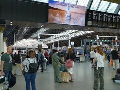 　12:10　クィーンストリート駅に到着。この駅はエジンバラやハイランド地方に向かう玄関口です。