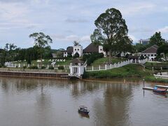 ダルル・ハナ・ブリッジを渡って北岸に近づくと、やはり橋のすぐ上流側に見えて来るのはイスタナ（王宮）。
1870年に、第二代白人王のチャールズ・ブルックが自身の結婚祝いに建てたもので、今ではサラワク州元首公邸になっています。
ここは一般公開はされていないので外観見学だけになりますが、暗くなってからはライトアップされる様子がきれいですよ。

画像の土手には、ISTANAではなくASTANAと出ているので観光案内所のスタッフに聞いてみたら、サラワクの王宮の事をアスタナとも呼ぶんだそう。