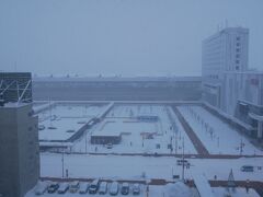 2日目朝7時すぎ。
部屋の窓から見える旭川駅前の様子です。雪で視界が真っ白だ。