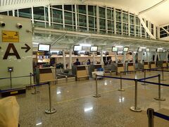 1/3　ホテルを18：30に出発。19時過ぎに空港到着。22：35発なのにと思っていたが、まず空港に入るところで荷物チェックで大行列。そのあとガルーダのチェックインカウンターが開いていないので待たされ、19：40に開いた。混雑している写真は人の顔がいっぱい写っているので×。