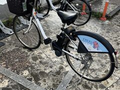 シェアサイクルでウミカジテラスを目指すことに
ホテル最寄りの美栄橋駅の近くで自転車を借ります