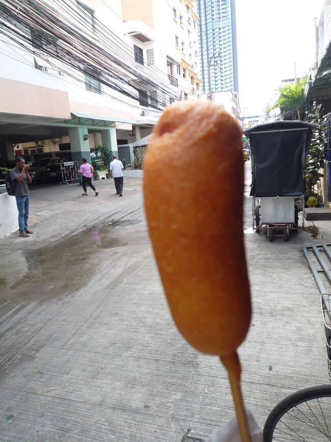 駅に向かう途中、おばちゃんからアメリカンドック15バーツ（約60円）を買いました。