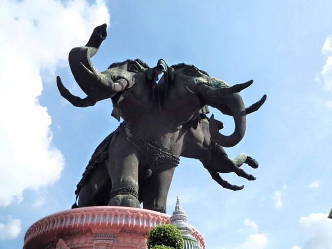 3つの頭を持つ巨大な象。来る時BTSからも見えました。