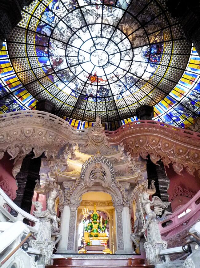 建物の中はピンクが多く使われていて圧巻です。