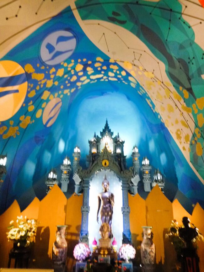 階段を上って上に行くとお釈迦様ぽっい銅像が、<br />1時間ぐらい見学して、元来た道を戻り駅に向かいます。