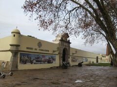 ベレンの塔の右奥にはポルトガル軍博物館がありました。