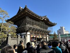 総門の前から長蛇の列でした

ワタシ達は一旦 総門を通り越して、、、