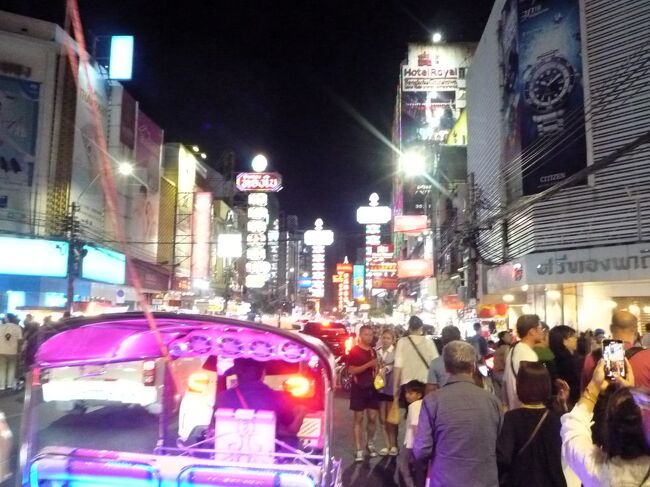 夜の中華街は大混雑しています。