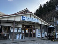 【庄川峡遊覧船乗り場】

高岡駅から90分。路線バスに揺られてやってきました。バス代1人1100円。