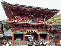 タクシーで静岡浅間神社へ。駅から徒歩30分ほどで、往復徒歩はきついので片道だけタクシーを利用しました。

この静岡浅間神社は、徳川家康（竹千代）が元服式行ったとのこと。
この楼門は江戸時代1816年に建ったそうです。

残念ながら、この先の大拝殿など、多くの建物が改修工事中でした。