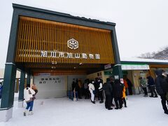 正面の入り口。
開園まで列に並んでしばし待ちます。