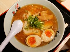 あ～、おいしかった。
食べるのが遅い私は空港内のお土産屋さんを見る時間がなく、ラーメンを食べてすぐ手荷物検査にに並びました。