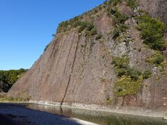 最初の立ち寄りスポットは、一枚岩。
国の天然記念物に指定されているようです。
一枚の岩盤としては日本最大級の大きさとか。