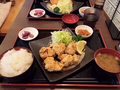 １４：３０　湯遊三昧 湯花楽 秦野店
渋沢駅から徒歩１８分のスパで汗を流しにやってきました。ただ、風呂の前にまずは飯！！！私のから揚げ定食ご飯は大盛りです。