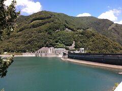 さらにダムを横断。奈川渡ダムは幅も広く眺めも良好。天気がいいのでダム湖を眺めるのも気持ちよいです。