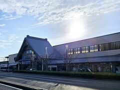 あっという間に出雲市駅に到着。

一畑電車乗り場を探してうろうろする。
駅舎を出てみたが、どうやらこちらではない様子。
眼鏡をかけるのを面倒がるから余計なムーブが増える。

立派な駅舎ですね。