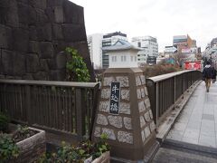 東京大神宮から牛込橋を渡って神楽坂へ向かいます