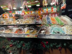 こちらはレスタースクエアのクリスマスマーケット。

日本のクリスマスマーケットのようにごった返していません。入場料もなく、商品の値段が高すぎることもありませんでした。快適！！

入場前に荷物検査があります。（とはいえ、ゆるゆるチェックなので並ぶことはありません)
