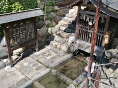 水が湧き出ている部分があり、その水が川に流れ込んでいます。川には沢山の子供たちが泳いでいて、少しほっこりしました。