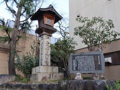 草津宿本陣近くにある旧草津川との交差点の脇には旧東海道と旧中山道の追分道標があります。「右東海道いせみち」「左中仙道みのぢ」と刻まれているのが読み取れます