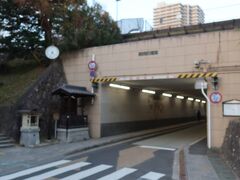 草津宿本陣近くにある旧草津川との交差点。一見道路の立体交差に見えますが、道路の上を草津川が流れていました。現在は川は流れておらず、遊歩道になっています