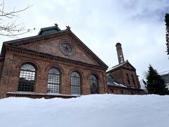 お昼はサッポロビール園へ行きます。札幌駅のバス停へ行ったけれど、市内のバスも走ってないので、歩いて行くことにした。
またもや30分ほどで行けるくらいの距離。1時間はかかると覚悟して歩く。
道路のどっち側の歩道を歩けば良いか。選択を間違えた。腰くらいまで積もっている歩道を進んでしまい、一足ごとに埋まってしまう。戻れば良かったのだけど無理して進んでしまい、右足の膝裏に鈍い痛みが走った。一瞬アキレス腱を切ったのかと思ったが動くけど痛い。肉離れしたようだ。
脚を引きずりながら、ビール園に到着。