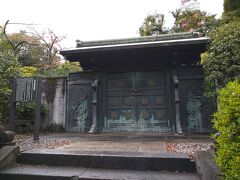 写真：徳川家墓所・鋳抜門 (徳川家霊廟）
現在の「徳川家墓所」正門となる鋳抜門（銅造・鋳造製）は、１７１３年（正徳３年）に建立された第６代将軍：徳川家宣（諡号：文昭院）の文昭院霊廟・奥院にあった中門であり、１９３０年（昭和５年）に当時の国宝保存法による国宝（現行法の重要文化財に相当）に指定されていました。
その後の文化財保護法施行にともない国宝から重要文化財となりますが、「徳川家墓所」の改葬工事により鋳抜門を文昭院霊廟・奥院が建立されていた現在の”東京プリンスホテル”の敷地内から現在地に移設されたことで重要文化財の指定を解除されています。