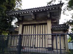 写真：御成門
「御成門」は、江戸時代に徳川家の菩提寺として徳川将軍家の手厚い保護により大寺院として繁栄した当時の「増上寺」境内北方馬場に位置していた裏門であり、現存する「御成門」の建立時期は定かではありませんが、当時の江戸城に近い位置に配置されていたこともあり、歴代将軍が「増上寺」を参詣する折にこの裏門を利用していたことから「御成門」と呼ばれるようになっています。
現在では、港区芝公園３丁目に位置する”東京プリンスホテル”ホテル敷地内・駐車場北側の日比谷通り（都道４０９号）・港区芝公園三丁目交差点を西側方向の白山祝田田町線（都道３０１号）に通じる道路沿いに配置されています。