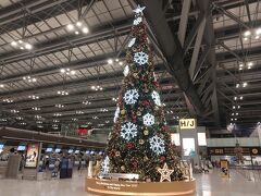 スワンナプーム空港のクリスマスツリー、めっちゃ巨大。こういうのなんか景気良くていいよねー。なんで日本はショボいんだろ。