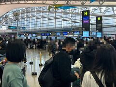 一部リニューアルした関西空港、中に入るのが楽しみ。チェックインは予想通り長蛇の列。乗客は帰国するシンガポール人ばかりだった印象。預け荷物はドバイまで受け取れません、乗り継ぎのシンガポールで入国予定。