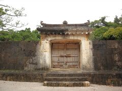 首里城の前にひっそりとたたずむ園比屋武御嶽石門