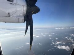 兵庫県伊丹市にある大阪国際空港から兵庫県豊岡市のコウノトリ但馬空港まで関西圏どころか同じ兵庫県内を空路で移動するのも変な感じです。
この区間は、本州の中では最短路線になります。
ちなみに国内の最短路線は、琉球エアコミューターが運航している沖縄県の北大東－南大東線で所要時間20分、距離にして13kmです。

伊丹から但馬まで飛行時間35分で行けますが、飛行機以外で大阪駅から城崎温泉駅まで行くのであれば、JR西日本の特急こうのとり・はまかぜや大阪梅田駅から高速バスがあります。
JAC便の場合、阪急電鉄+大阪モノレールで大阪梅田駅から440円、JAC便最安値6,000円台～、全但バスでコウノトリ但馬空港－城崎温泉駅500円で約7,000円台から。
JR特急の場合、大阪駅からだと2時間50分ほど、運賃は普通車指定席券で最安値4,740円。
高速バスの場合、阪急大阪梅田駅からだと3時間40分、運賃は4,100円。

今回、空路にしましたが、伊丹空港に向かう際に阪神高速11号池田線で淀川あたりからJR神戸線と並走し、城崎温泉駅へ向かう特急こうのとりやはまかぜが走ります。
一旦JR線を離れて自分たちは、鉄路ではなく空路で城崎温泉へ向かいます。

コウノトリ但馬空港は、霧のため条件付きでの運航で引き返す場合もありますが、定刻より少し遅れて出発。
RWY32Rより離陸。
飛行時間25分ほどと短いため機内サービスは、飲み物はなくキャンディとポストカードの配布のみです。
国際線ファーストクラスのようなゆったりと優雅で機内サービスなどがある空旅と違って全席普通席の小さな機材で飛行時間が短いのも悪くないですね。
このATR42-600の主翼が機体上部にあるので景色が見えにくいことはありません。

機体は、伊丹から神戸市上空を飛行、南の方に関西国際空港が見えます。
但馬までの飛行中にコックピットより案内はあり、天候が徐々に回復に向かうとのこと。
霧が収まるまで空港周辺上空で待機しました。