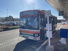 ロビーからターミナルを出ます。
空港から全但バスでJR城崎温泉駅へ向かいます。
バスは、飛行機の到着時刻に合わせて出発するので安心です。
時刻表にはリムジンバスの記載での扱いですが、車両は一般路線バスタイプです。
乗客は7～8名ほどで搭乗便に乗られてた方、全員ではないです。
伊丹－但馬線の乗客の中には、ステイタス修行で回数を稼ぐ方が、すぐ折り返して戻られることが多いです。
今回そういう方いたのか見た感じでは分からず…
コウノトリ但馬空港は、小さい空港で便数も朝夕2便なのでタクシーは常駐しておらず、またレンタカーの店舗もないのでバス以外の利用であれば前もって予約しないとダメなようです。

バスの運賃は大人500円、現金のみで交通系ICカードは利用できません。
運転士の方は、感じのいい方でした。

城崎温泉駅に向かう途中、JR山陰本線と並走します。
再びJR線と並走します。
2両編成の223系5500番代が走ってました。
大阪方面から特急こうのとりやはまかぜも走ります。